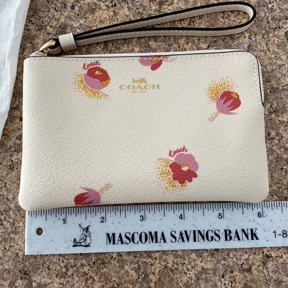 NWT Coach Corner Zip Wristlet Floral (Wristlet Only-Doesn’t Include Dust Bag) - Picture 3 of 17